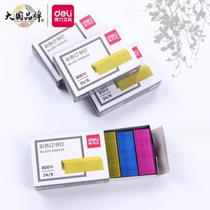 Grapas de Color Deli 0211 24/6, 800 Piezas por Caja, Pintura en Aerosol Metálica, Tipo Estándar para Oficina - Product Image 1