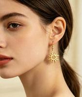 Boucles d'oreilles créoles plaquées or avec pendentif soleil, étanches et hypoallergéniques, bijoux tendance