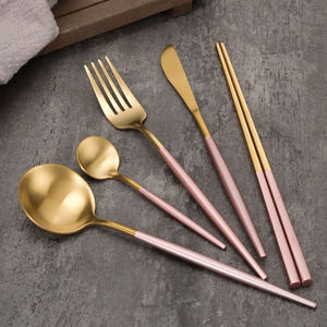 ชุดช้อนส้อมสแตนเลสสีโรสโกลด์ พร้อมช้อน ส้อม มีด ตะเกียบ ปลอดภัยสำหรับเครื่องล้างจาน เหมาะสำหรับงานแต่งงาน - Product Image 1