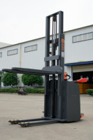 Gerbeur électrique MAIHUI 1,5 tonne entièrement autoportant avec levage hydraulique à pédale, batterie au plomb-acide, pneus en polyuréthane - Direct Usine