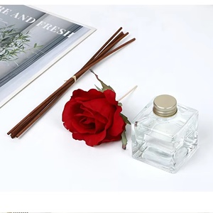 Venta al por mayor de botellas de vidrio de <span class=keywords><strong>perfume</strong></span> de coche de lujo de larga duración hogar líquido aceite esencial difusor de caña conjunto de <span class=keywords><strong>perfume</strong></span> con cajas de embalaje - Product Image 1