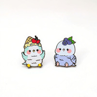 Badge personnalisé en métal pour revers, motif perroquet avec cornet de glace et cerise