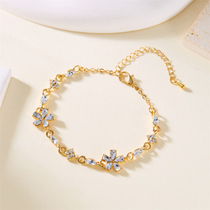 Pulsera de Cadena y Eslabones con Flores de Cristal Chapada en Oro, Delicada, Colorida y Moderna para Verano, Pulsera de Cadena Floral de Cristal, Pulsera de Trébol - Product Image 5