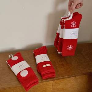 JIngwen OEM <span class=keywords><strong>Chaussettes</strong></span> en tricot à <span class=keywords><strong>gros</strong></span> points rouges pour Noël et le Nouvel An, <span class=keywords><strong>chaussettes</strong></span> mi-mollet d'hiver, <span class=keywords><strong>chaussettes</strong></span> antidérapantes, fabricant de Guangzhou - Product Image 5