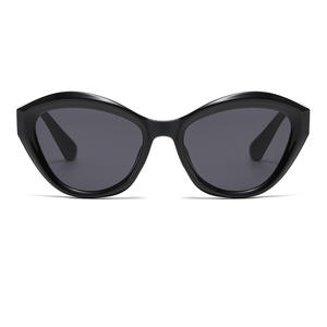 Lunettes de soleil pour femmes de style coréen, monture noire en PC, protection UV400, verres de classe 2, lunettes de mode pour l'extérieur - Product Image 1