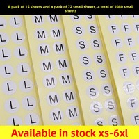 Stiker kustom ukuran pakaian teks hitam latar belakang putih stiker merek dagang Label PVC berperekat bulat di SMLXL14MM