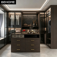 Dressing sur mesure de luxe avec portes vitrées, îlot central et commode pour projet de mobilier de chambre de villa, hôtel, appartement