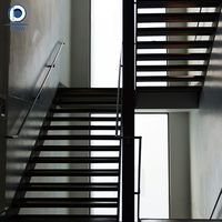Escalier flottant cantilever de luxe, marches en bois massif sur mesure, support dissimulé, main courante en verre pour maison moderne