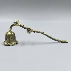 Outil d'extinction de bougie juive en nickel poli avec gravure de Jérusalem, métal doré, éteignoir de bougie de Shabbat - Product Image 2