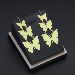 Boucles d'oreilles pendantes plaquées or 24 carats de Jxx Factory, bijoux géométriques tendance pour femmes, provenant de Trinité-et-Tobago - Product Image 2