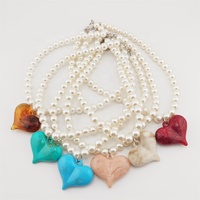 Collier ras de cou bohème avec chaîne de perles d'imitation de 10 mm, perles en résine colorées, grand pendentif en forme de cœur, collier pour femmes, bijoux faits à la main