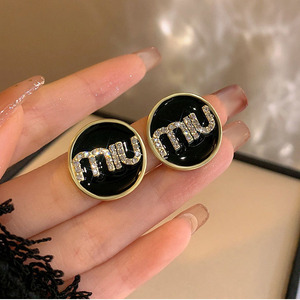 Boucles d'oreilles clous tendance coréennes en argent avec lettres en diamant, breloques en cristal noir rondes, bijoux pour femmes - Product Image 1