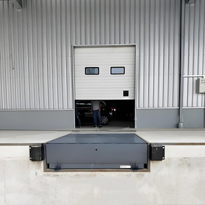Plataforma Niveladora Hidráulica Estilo Kelley, Estructura de Acero Resistente de 8T con Borde Articulado para Operaciones de Almacén y Carga Cruzada - Product Image 1