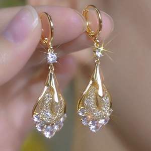 Boucles d'oreilles goutte d'eau en maille dorée plaqué or 14 carats, tendance, en alliage de zinc, avec cristaux, faites sur mesure pour femme - Product Image 6
