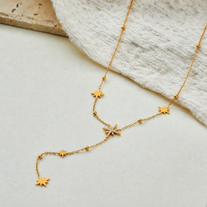 Collana <span class=keywords><strong>con</strong></span> Stella a Otto Punte <span class=keywords><strong>in</strong></span> Acciaio Inossidabile Incastonata di Diamanti per Donne, Catena Regolabile per Clavicola <span class=keywords><strong>con</strong></span> Piccole Perle Dorate - Product Image 4