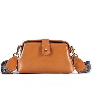 Sac en <span class=keywords><strong>cuir</strong></span> véritable pour femmes New Fashion Women's Simple Doctor's Handbag Vegetable Tanned Leather Single Shoulder Crossbody Pack - Product Image 1