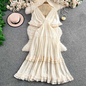 Novo Vestido Maxi Feminino 2026 de Verão Atacado com Decote V, Amarração Frontal, Manga com Babado e Camadas, Cintura Alta, Estilo Boho Praia, Elegante para Férias, Cor Creme - Product Image 1