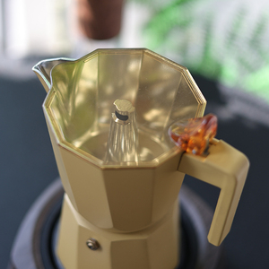 Cafetière Moka Octogonale en Aluminium Jaune Citron Classique Italienne avec Isolation Thermique, Couvercle Transparent en Métal et Poignée Assortie - Product Image 2
