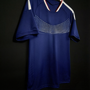 ชุดกีฬาฟุตบอลสโมสรยุโรปสีน้ำเงิน ขาว แดง เขียว 2526 - เสื้อยืดแขนสั้นสำหรับนักกีฬา ระบายอากาศได้ดี สวมใส่สบาย - Product Image 1