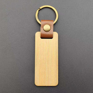 سلسلة مفاتيح من الخشب الطبيعي قابلة للتخصيص بشكل غير منتظم مع تصميم حروف شخصية - Product Image 3