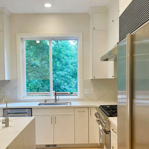 Gabinete de Cocina Moderno Personalizado BALOM, Estilo Shaker Blanco con Encimera de Cuarzo Blanco, Madera Sólida, Impermeable y Duradero - Product Image 4