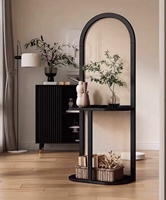 Paravent en bois tissé monobloc de style moderne avec étagère de rangement intégrée, idéal pour l'entrée du salon.