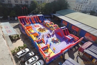 Parcours d'obstacles gonflable géant commercial avec plusieurs toboggans, aire de jeux extérieure pour la location d'événements