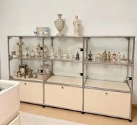 Vitrine modulaire en verre style USM avec cadre en métal chromé et base verrouillable, présentoir multi-grilles pour figurines et objets artisanaux