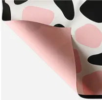 Desenhista de estampa de vaca em papel de embrulho de flores em rosa à prova d'água, pacote de tecido de tecido de marcas de luxo, embalagem de papel coreano
