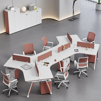 Poste de travail minimaliste blanc et noir à blocs de couleur irréguliers pour plusieurs personnes, cloison de bureau, cabine de personnel