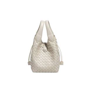 กระเป๋าสะพายข้างทรงเรโทรสุดฮิตสำหรับผู้หญิง ปิดด้วยเชือก วัสดุ PU ทอแบบถุง มีซับในโพลีเอสเตอร์ ขนาดกะทัดรัด 1-1.9 ลิตร เหมาะสำหรับการเดินทาง - Product Image 5