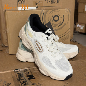 Chaussures de randonnée en surplus : lot de chaussures avec inspection vidéo pour la vente en gros - Product Image 1