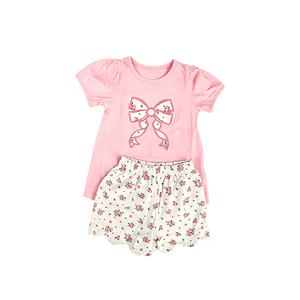 Nouveaux styles d'ensembles de vêtements pour petites filles : T-shirt décontracté d'été à motifs floraux et nœuds, avec bords festonnés courts, pour sœurs - Product Image 2