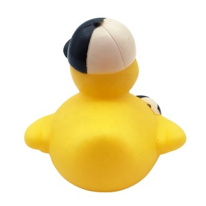 Brinquedo de menino para futebol, jogador de esporte de borracha pato para atender presente promocional