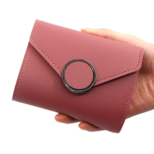 Portefeuilles courts pour femmes à prix de gros, fermeture à rabat, motif lettres, doublure PVC, porte-monnaie en cuir PU imperméable - Product Image 1