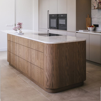 Cuisine moderne modulaire sur mesure avec îlot de cuisine en bois grainé de luxe, portes en bois massif/MDF/PVC, plan de travail en quartz