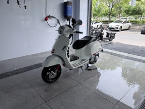 Motocicleta de <span class=keywords><strong>Segunda</strong></span> <span class=keywords><strong>Mano</strong></span>, Motocicleta Usada de la Marca <span class=keywords><strong>Vespa</strong></span>, Modelo 300GTS, Scooter de Color Blanco, con 4200 km, Año 2020 - Product Image 3
