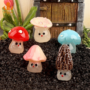 Offres Spéciales : Accessoires en Résine Champignon Miniature, Breloques Créatives en Résine de Dessin Animé, Ornements en Résine Phosphorescents pour Décoration - Product Image 1