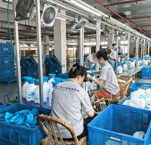 2L <span class=keywords><strong>3.6V</strong></span> 편안하고 내구성 핸들 충전식 배터리 정원 잔디 및 식물 습기에 대 한 플라스틱 분무기 - Product Image 4