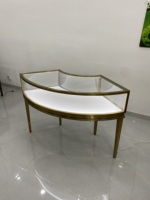 Table de présentation de bijoux en acier inoxydable doré incurvée avec vitrine demi-lune en verre trempé à LED pour boutiques, commerces de détail et événements