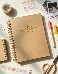 Quaderno a Spirale in Carta Kraft Marrone con Calligrafia in Lamina d'Oro, Blocco Note Minimalista Ecologico per Ufficio e Scuola - Product Image 1
