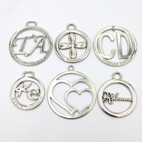 Tag liontin bentuk hati dari paduan seng, dilapisi perak matte, dengan logo custom, untuk tas tangan, gantungan kunci, dan kalung hewan peliharaan
