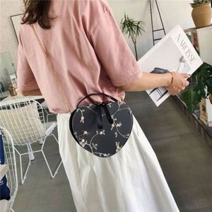 กระเป๋าสะพายข้าง I-0628 รุ่น Factory Crossbody Messenger Bag น่ารักสำหรับสาวๆ กระเป๋าสะพายไหล่ปักลายแท้สำหรับผู้หญิง  วัสดุ PU แต่งลูกไม้ สีสันสดใส เหมาะสำหรับฤดูร้อนและฤดูหนาว - Product Image 5