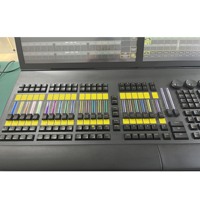 Console de contrôle DMX professionnelle avec faders et éclairage de projection