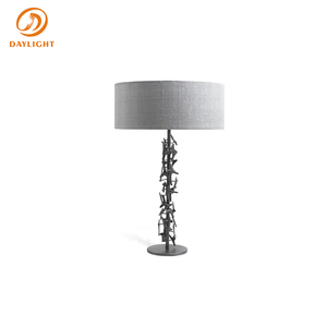 Lampadaire moderne de luxe avec base sculpturale en métal doré et abat-jour en tissu, style Art Déco, pour hall d'hôtel - Product Image 3