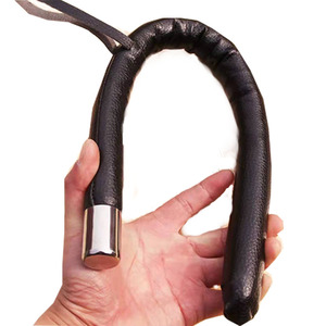 Bâton d'entraînement pour chien en cuir souple avec boucle de suspension - Product Image 2