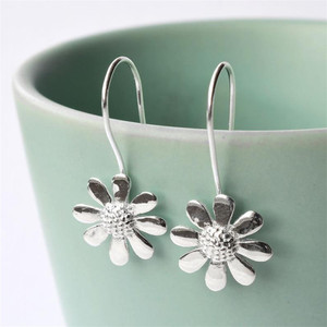 Orecchini a Gancio con Fiore Margherita per Donne, Orecchini Pendenti Floreali, Gioielli per Orecchie alla Moda - Product Image 1