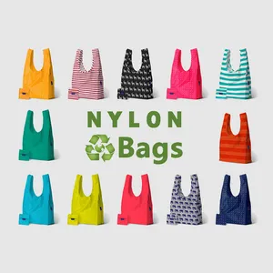 Saco de compras dobrável de nylon, bolsa de compras feita sob encomenda com design de moda eco rasparar, carregador, reciclável e reutilizável com logotipo