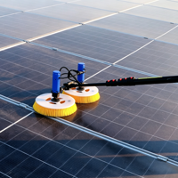 Brosse de nettoyage de panneaux photovoltaïques à double tête avec alimentation en eau pour modules solaires photovoltaïques