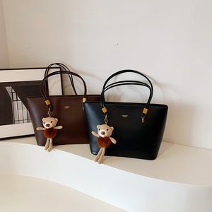 Tas Bahu Wanita Dekorasi Liontin Beruang Tas Selempang Kapasitas Besar Tas Kurir Coklat Tas Tangan Berkualitas Tinggi untuk Wanita - Product Image 1